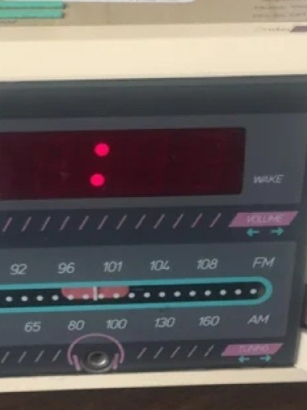 P JAMMER Retro AM/FM Clock Radio in Teal and Pink
